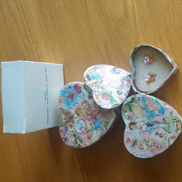 Avon heartfelt sentiments gift box with pierced earrings. 3 nesting heart boxes - Picture 1 of 7